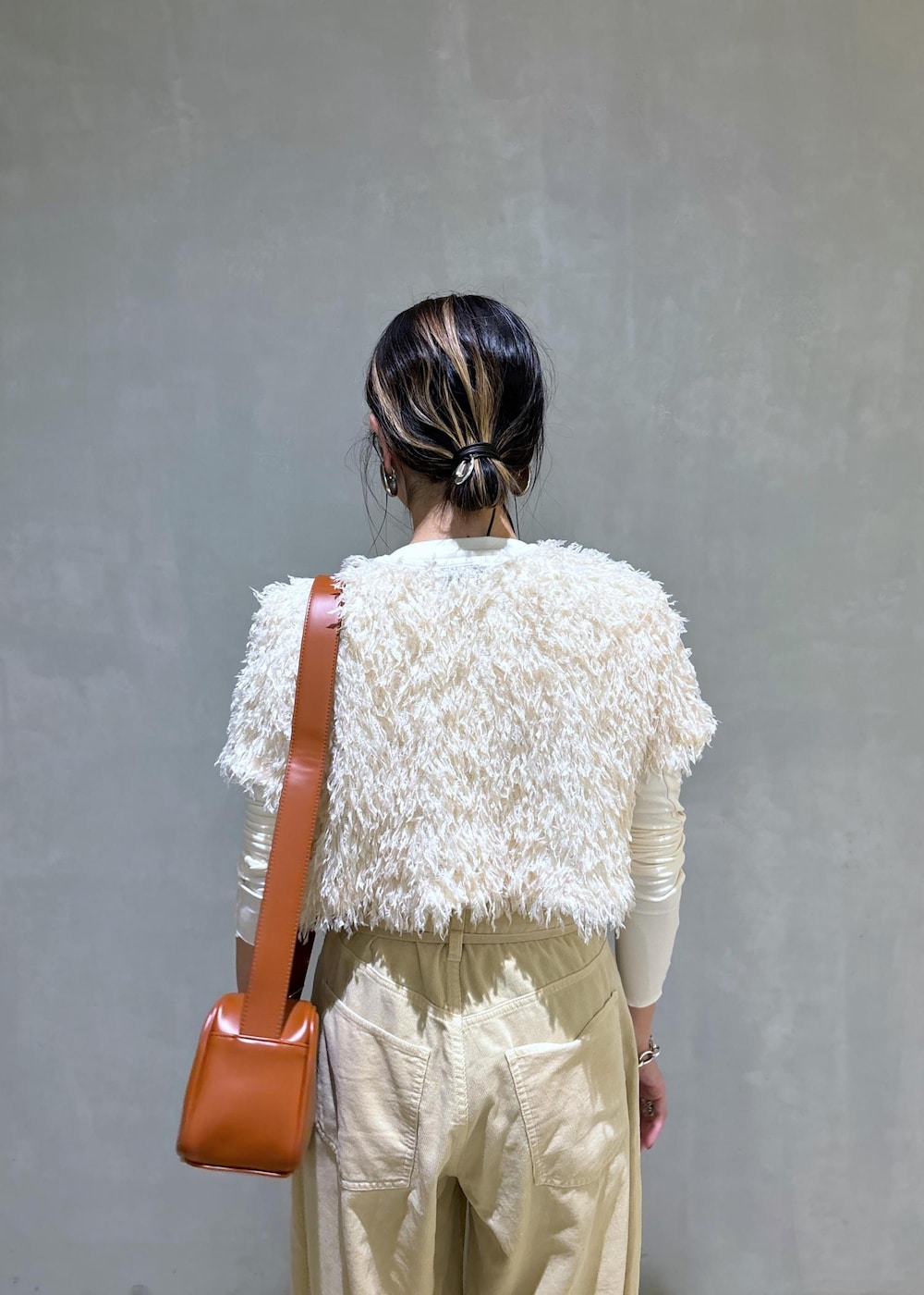 ホワイト系のTシャツ/カットソー、ベージュ系のサンダル、ブラウン系のショルダーバッグを着用したレディースの夏コーディネートの8枚目の写真