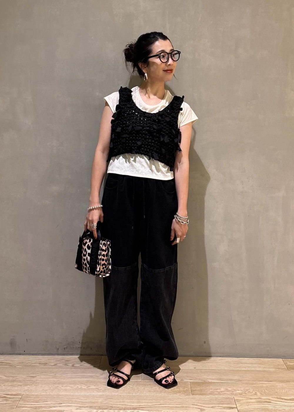 ホワイト系のTシャツ/カットソー、ベージュ系のショルダーバッグ、ブラック系のベストを着用したレディースの夏コーディネートの6枚目の写真