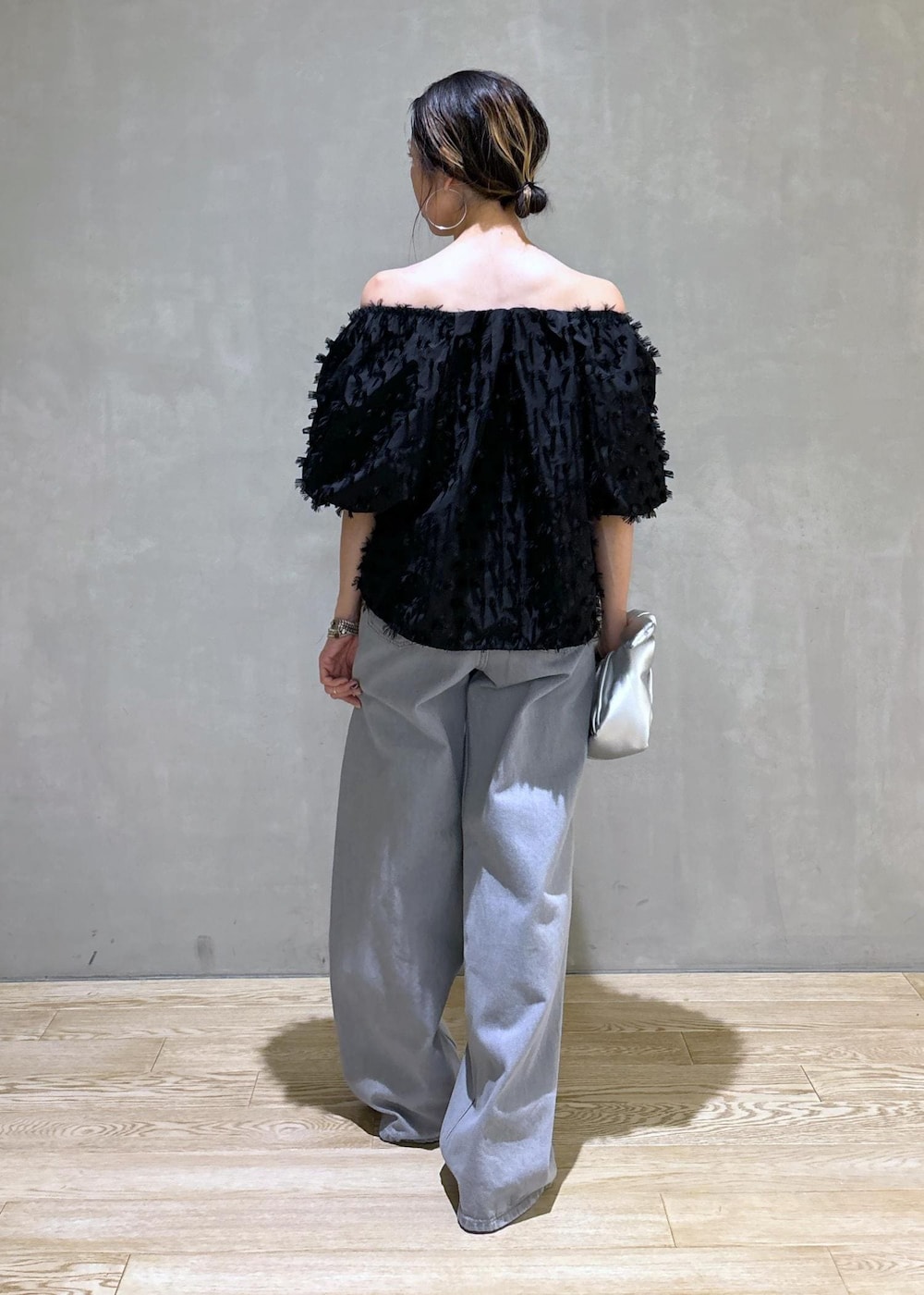 ブラック系のシャツ/ブラウス、シルバー系のショルダーバッグを着用したレディースの夏コーディネートの6枚目の写真