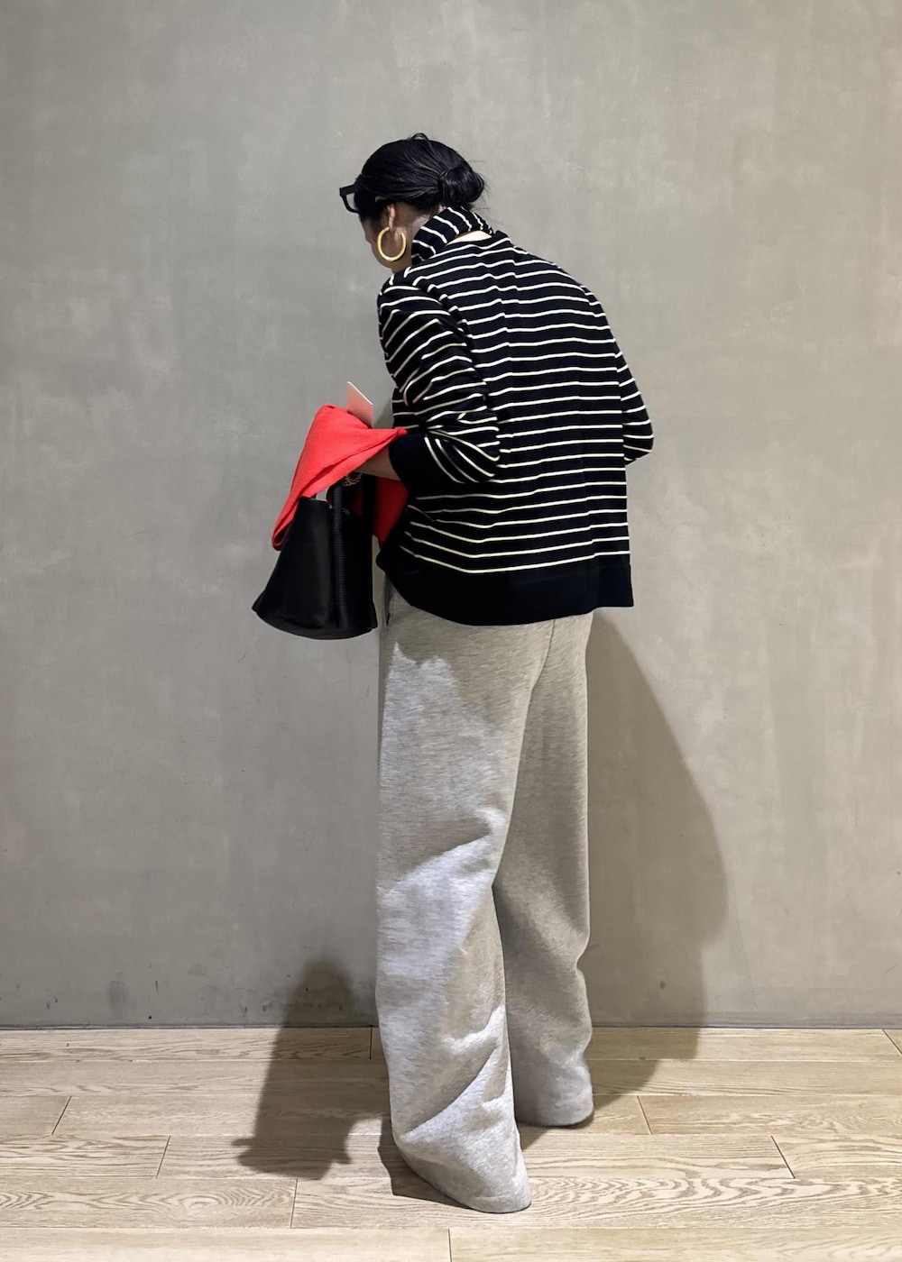 グレー系のその他パンツ、レッド系のマフラーを着用したレディースの冬コーディネートの4枚目の写真