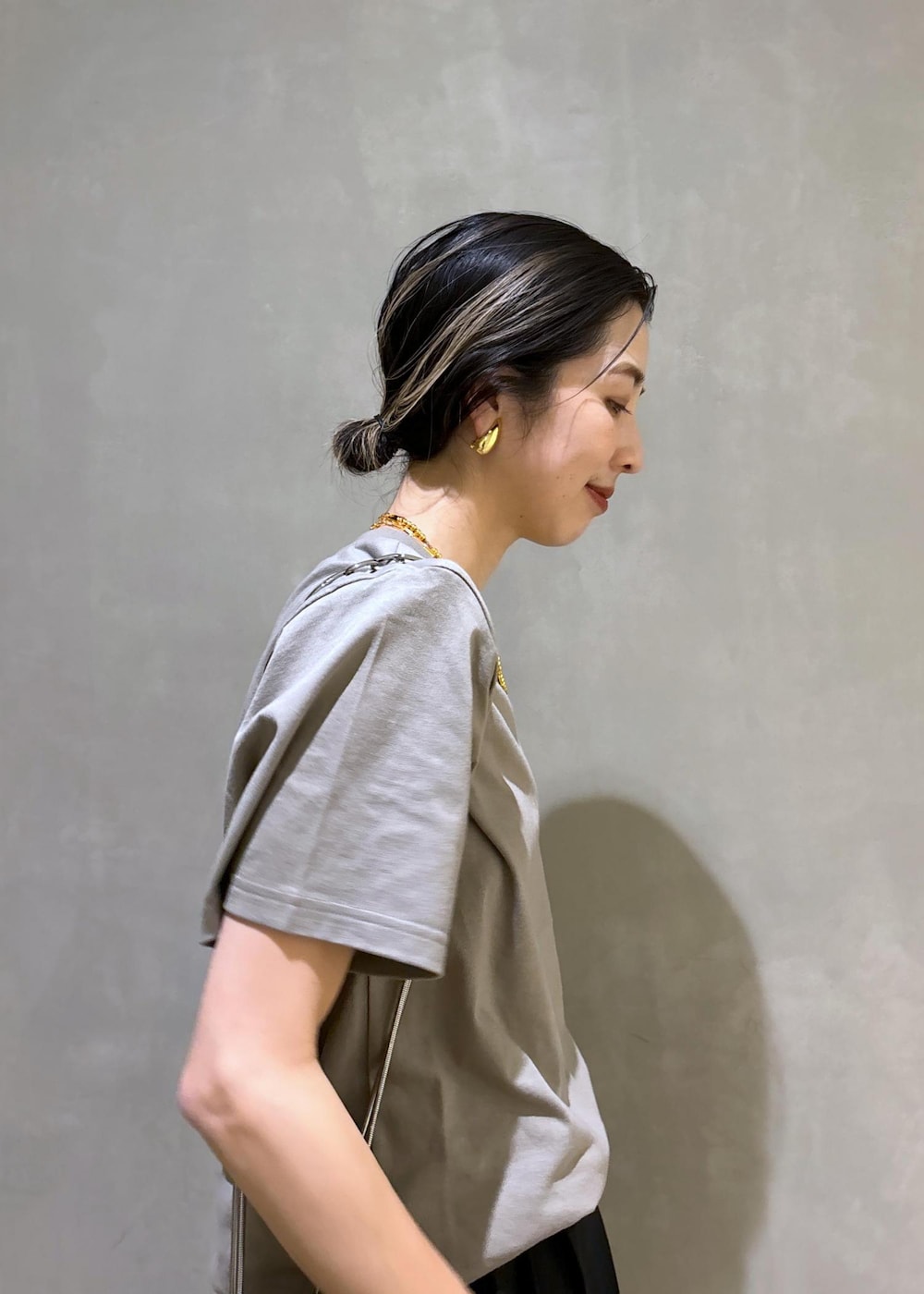 ブラック系のその他パンツ、ブラック系のハンドバッグ、グレー系のTシャツ/カットソーを着用したレディースの夏コーディネートの8枚目の写真