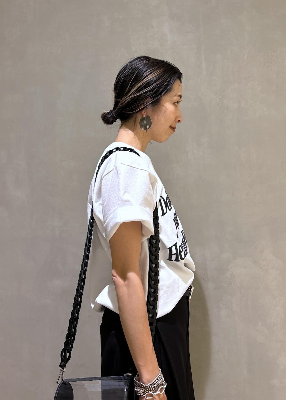 「低身長コーディネート、低身長コーデ、ハーフパンツ、ショートパンツ、24SS、KNOWHOW jewelry for ADAM ET ROPE'、KNOWHOW jewelry、ノウハウジュエリー、ジャケットスタイル、羽織、シャツジャケット、サンダル、ブラック、Tシャツ、ストラップ」|「ADAM ET ROPE'の【サステナブル】ナロークロスストラップサンダル(サンダル、ブラック系)」を使った、SAKIさん(レディース・154cm)の夏コーディネートの9枚目の写真