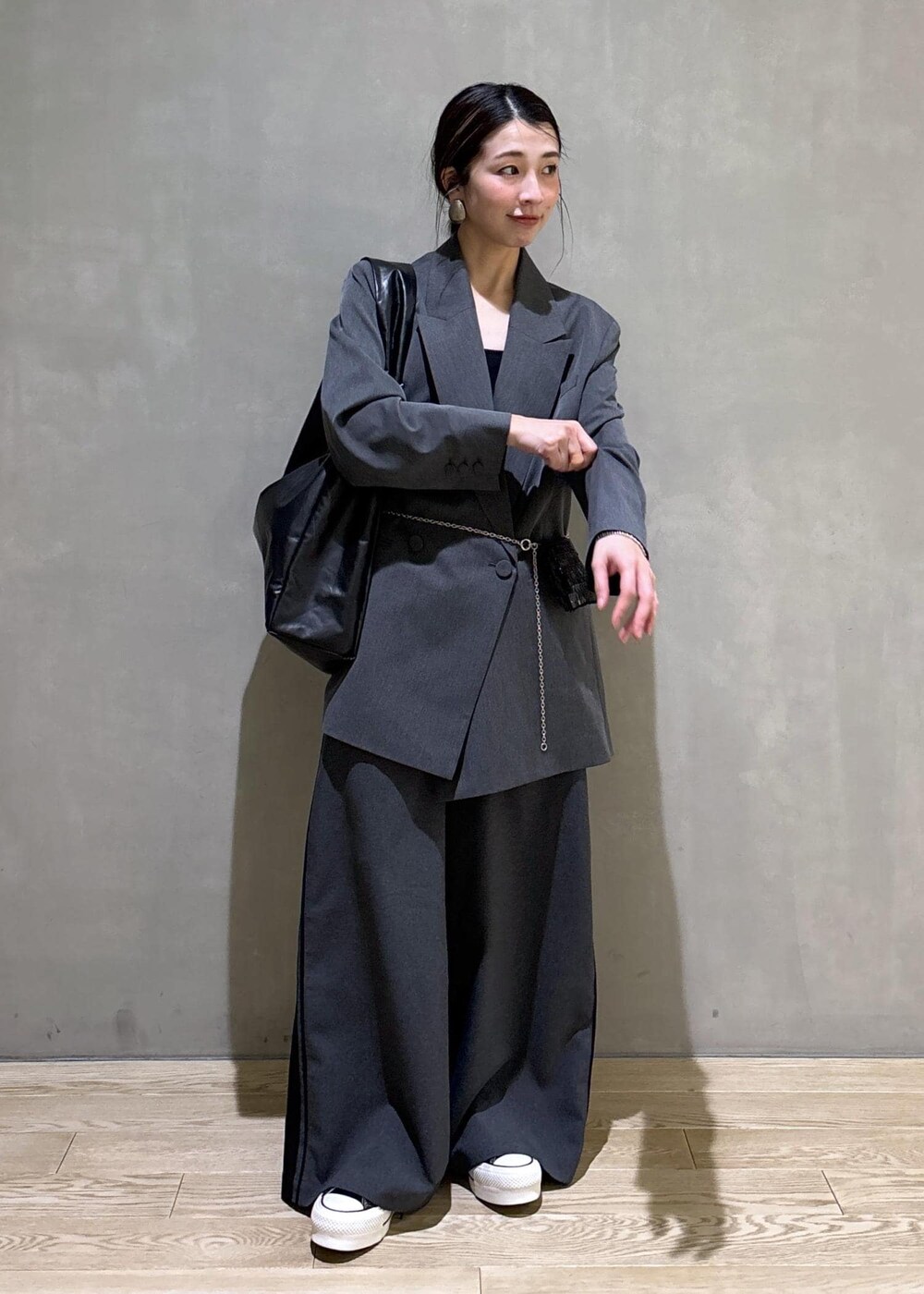 ブラック系のショルダーバッグ、グレー系のその他パンツ、グレー系のテーラードジャケットを着用したレディースの冬コーディネートの3枚目の写真