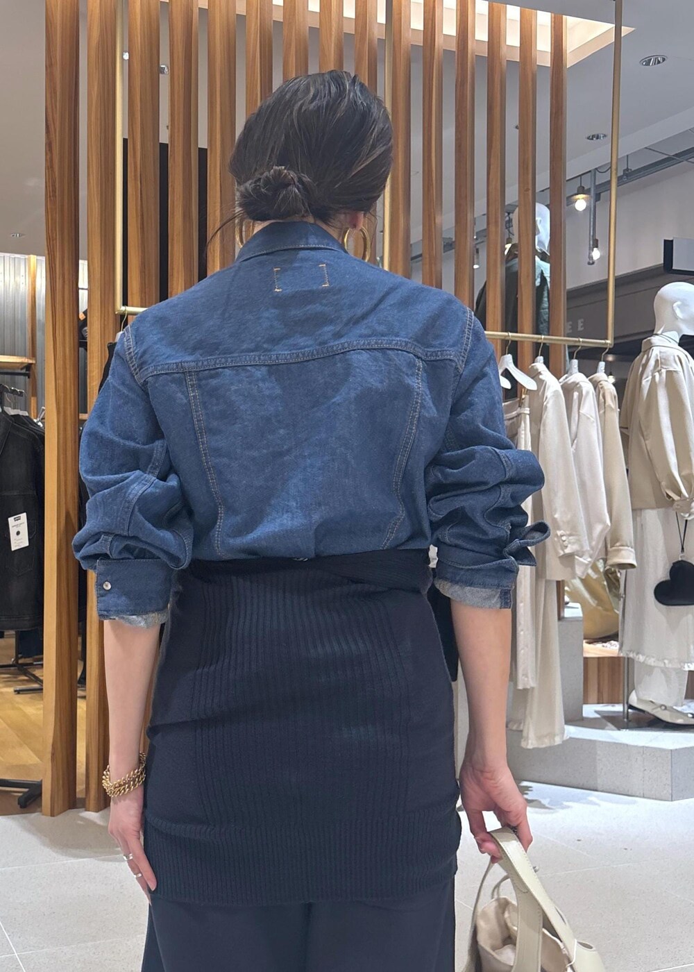 ブラック系のローファー、ホワイト系のハンドバッグ、ブルー系のブルゾンを着用したレディースの春コーディネートの8枚目の写真