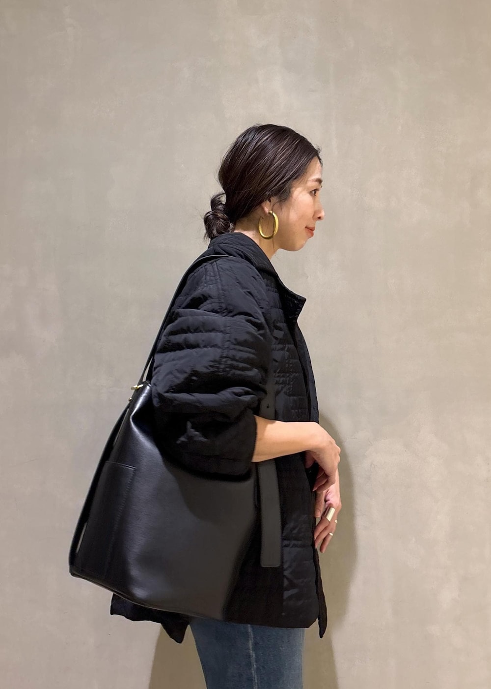 ブラック系のショルダーバッグ、ブルー系のシャツ/ブラウス、ブラック系のブルゾンを着用したレディースの冬コーディネートの8枚目の写真