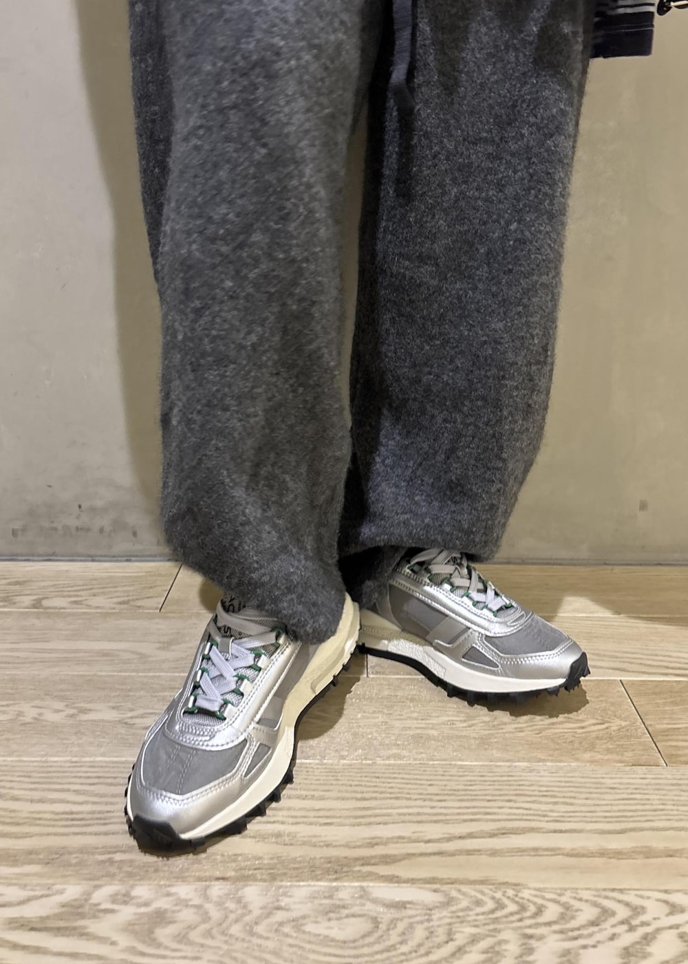 ブルー系のショルダーバッグ、グレー系のその他パンツ、ホワイト系のTシャツ/カットソーを着用したレディースの冬コーディネートの10枚目の写真