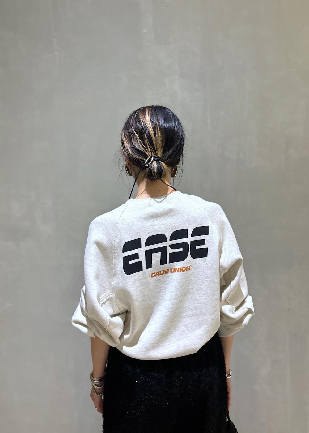 ブラウン系のハンドバッグ、ブラック系のその他パンツ、ホワイト系のスウェットを着用したレディースの夏コーディネートの7枚目の写真