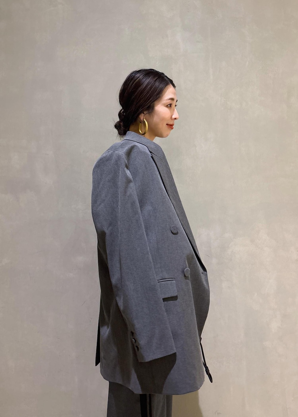 ブラック系のトートバッグ、グレー系のテーラードジャケット、グレー系のその他パンツを着用したレディースの冬コーディネートの7枚目の写真