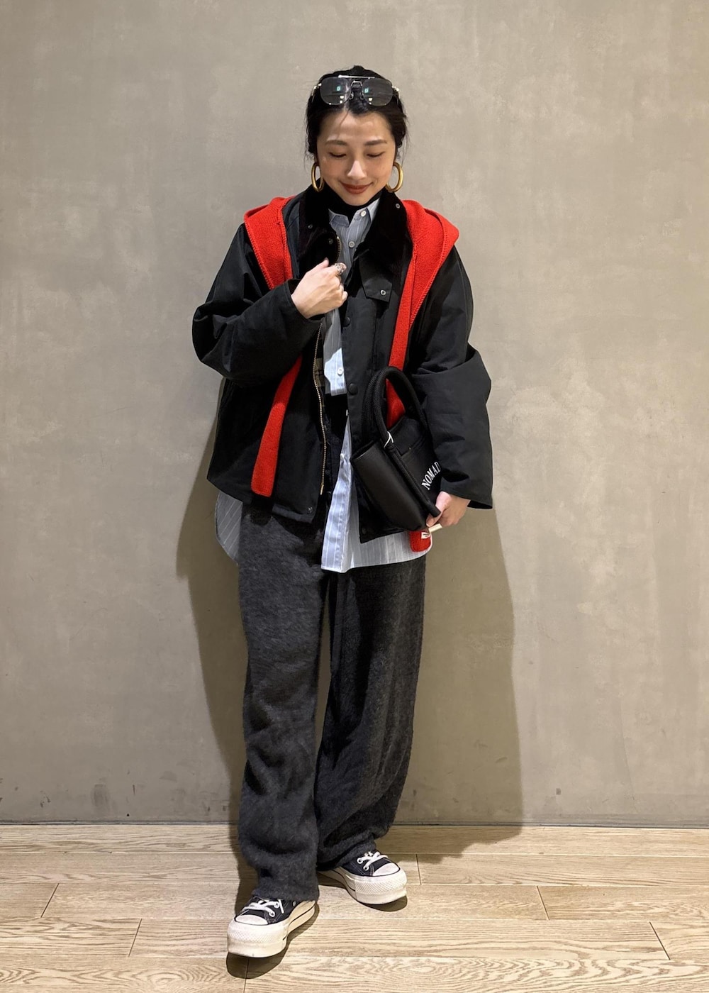 ブルー系のシャツ/ブラウス、グレー系のニット/セーター、グレー系のその他パンツを着用したレディースの冬コーディネートの10枚目の写真