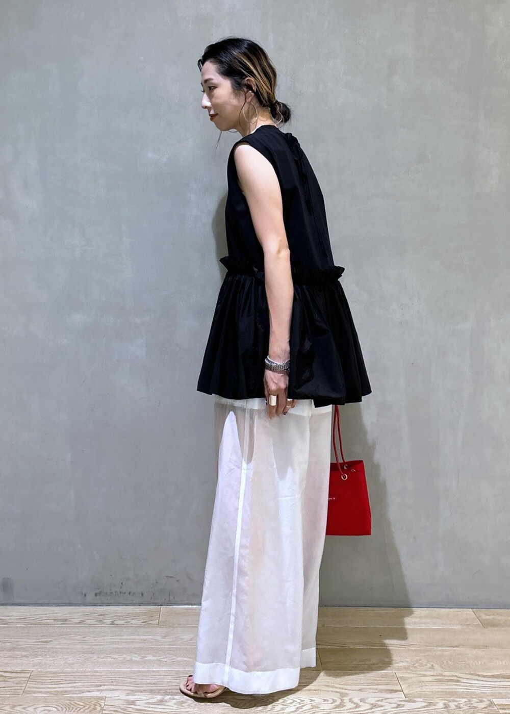 ホワイト系のタンクトップ、ホワイト系のその他パンツ、レッド系のハンドバッグを着用したレディースの夏コーディネートの7枚目の写真