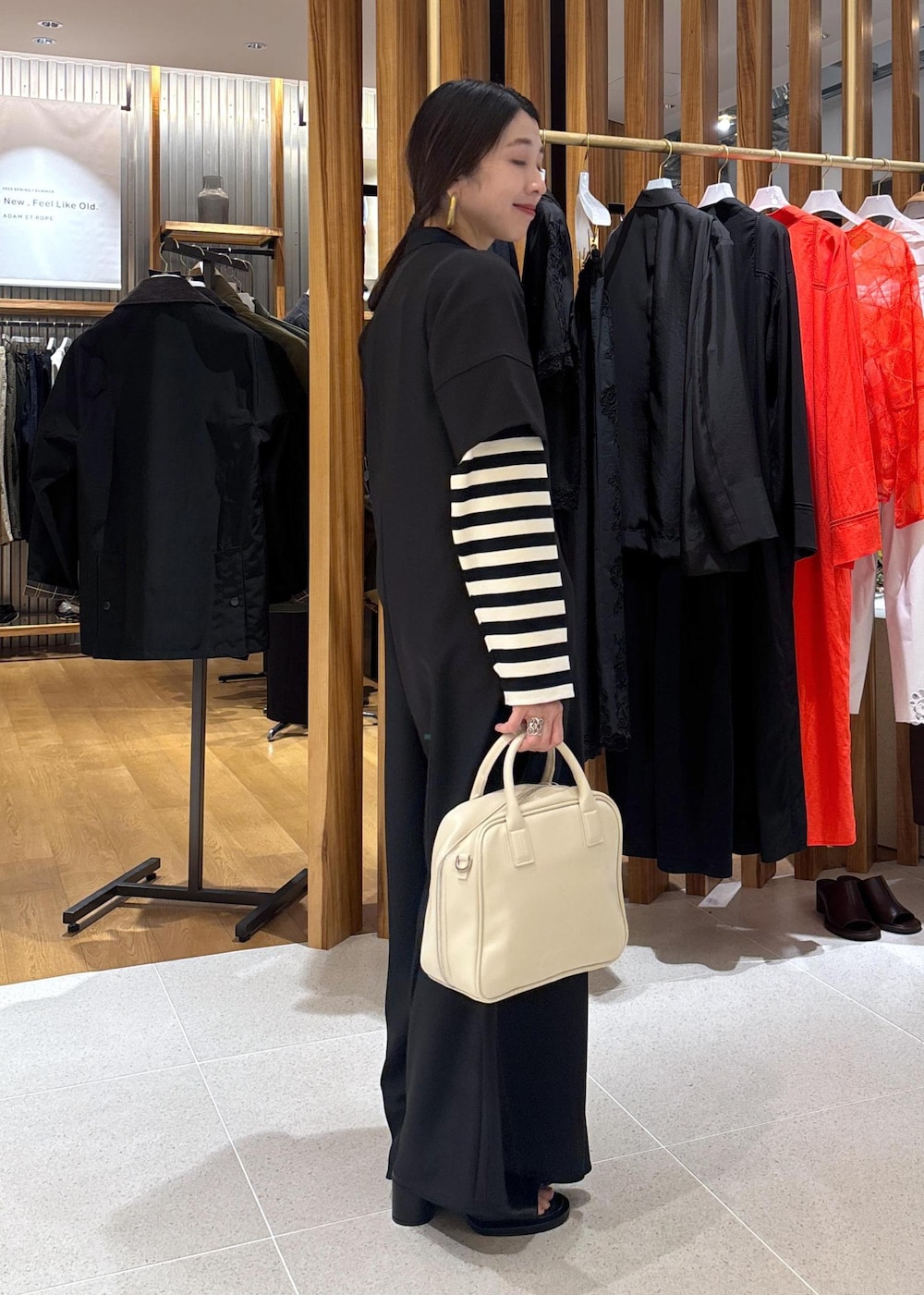 ブラック系のTシャツ/カットソー、ブラック系のつなぎ/オールインワン、ブラック系のサンダルを着用したレディースの春コーディネートの6枚目の写真