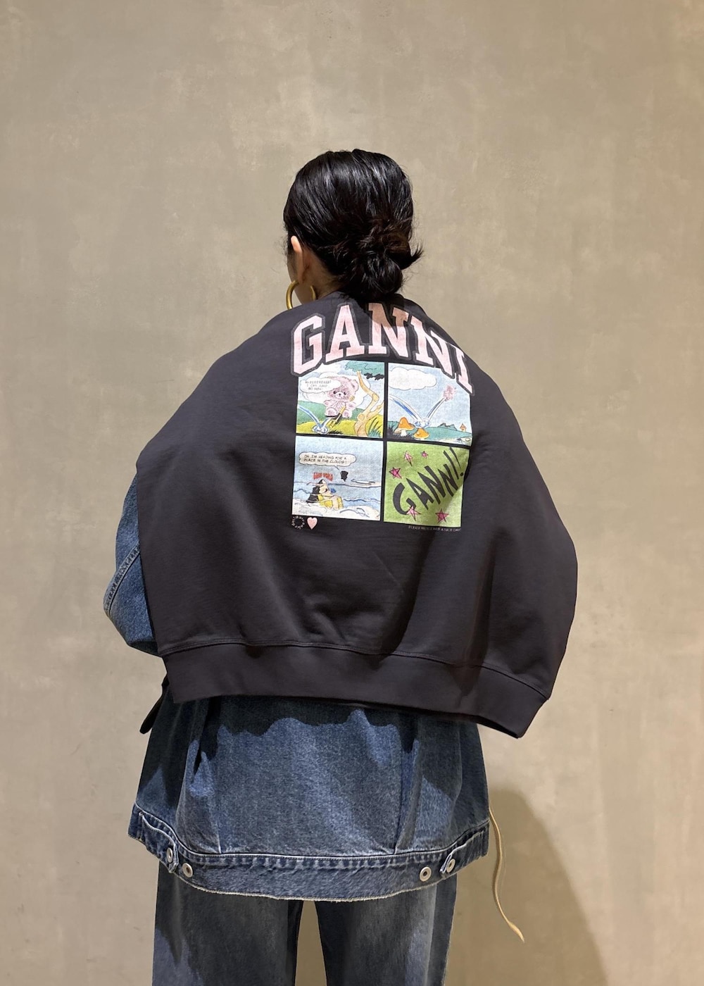 ベージュ系のショルダーバッグ、グレー系のスウェット、ブルー系のデニムジャケットを着用したレディースの夏コーディネートの10枚目の写真