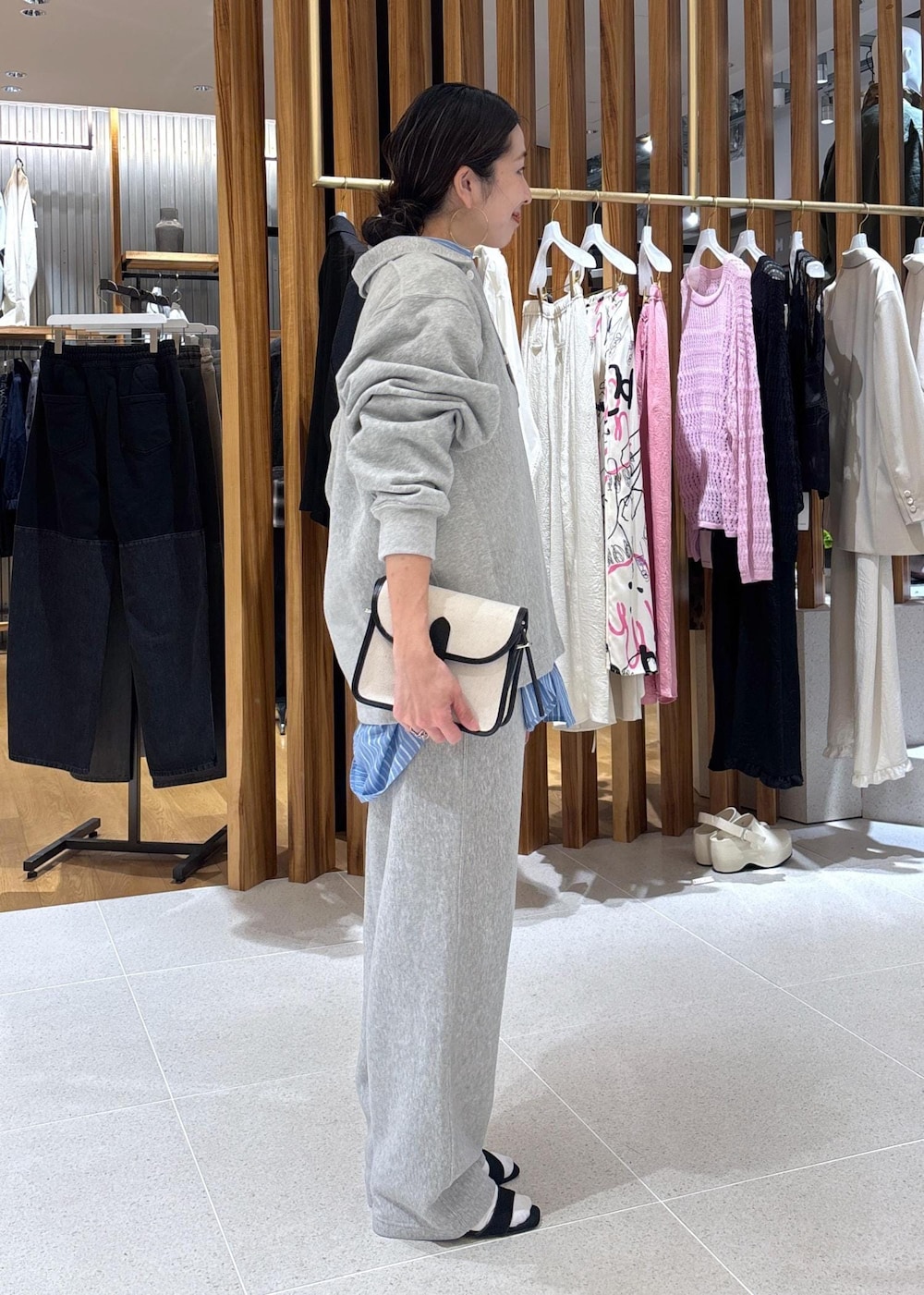 グレー系のスウェット、グレー系のその他パンツ、ブルー系のシャツ/ブラウスを着用したレディースの春コーディネートの4枚目の写真