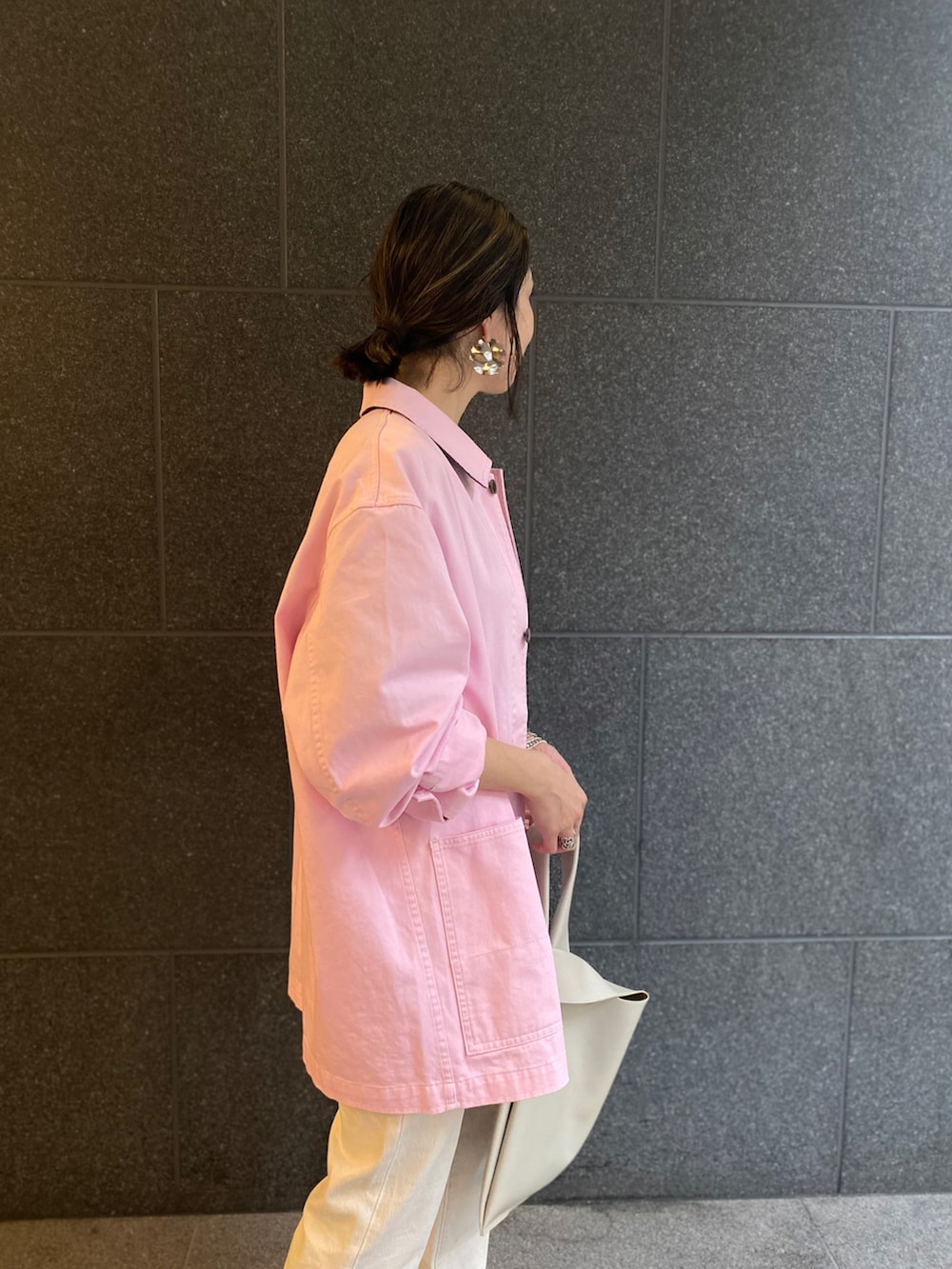 ピンク系のジャケット/アウター、ホワイト系のバッグ、ホワイト系のデニムパンツを着用したレディースの春コーディネートの4枚目の写真