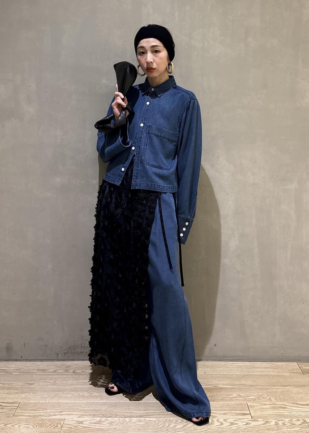 ブルー系のシャツ/ブラウス、ブルー系のデニムパンツ、ブラック系のクラッチバッグを着用したレディースの冬コーディネートの7枚目の写真