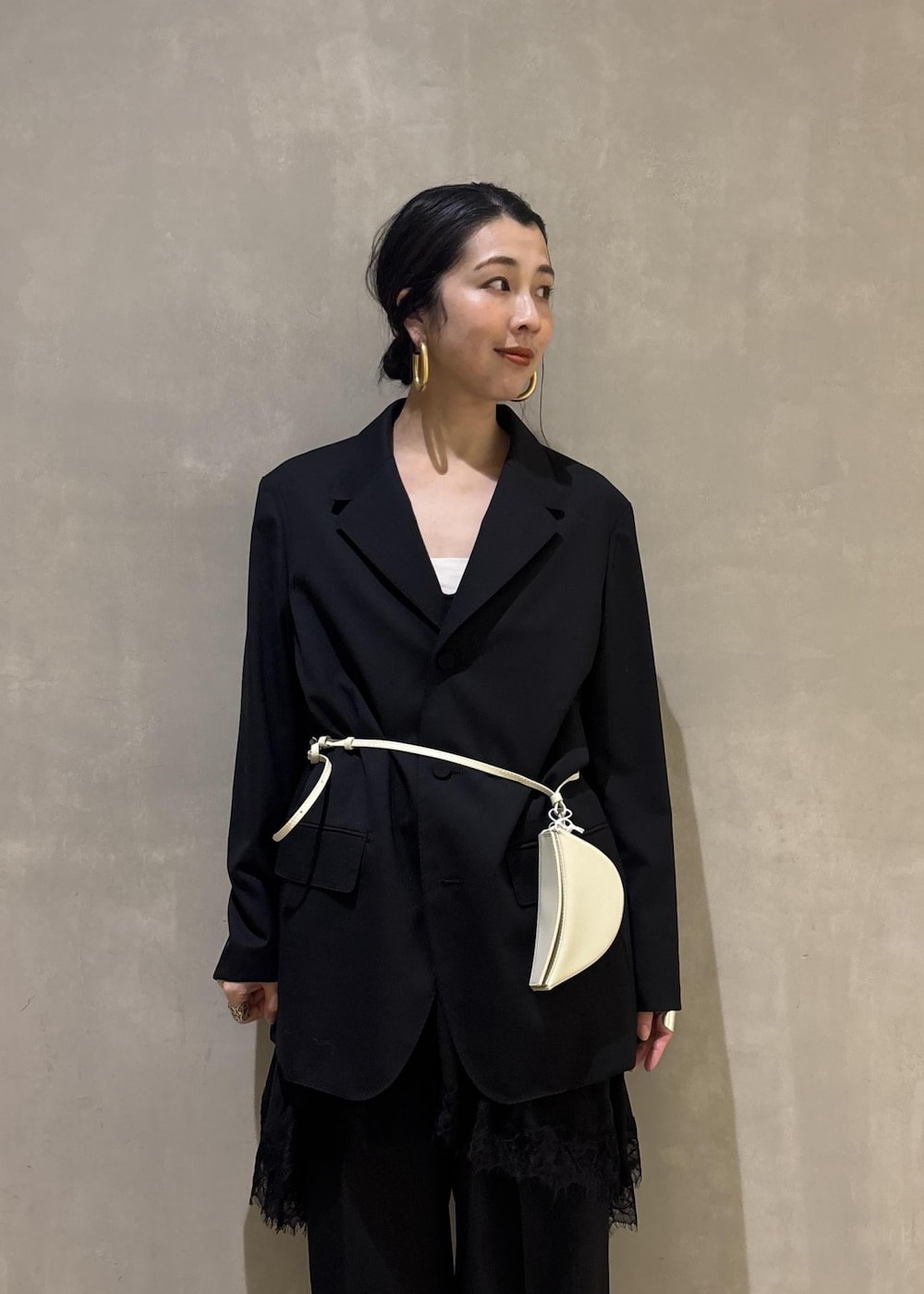 ブラック系のシャツ/ブラウス、ブラック系のテーラードジャケット、ブラック系のスラックスを着用したレディースの冬コーディネートの9枚目の写真