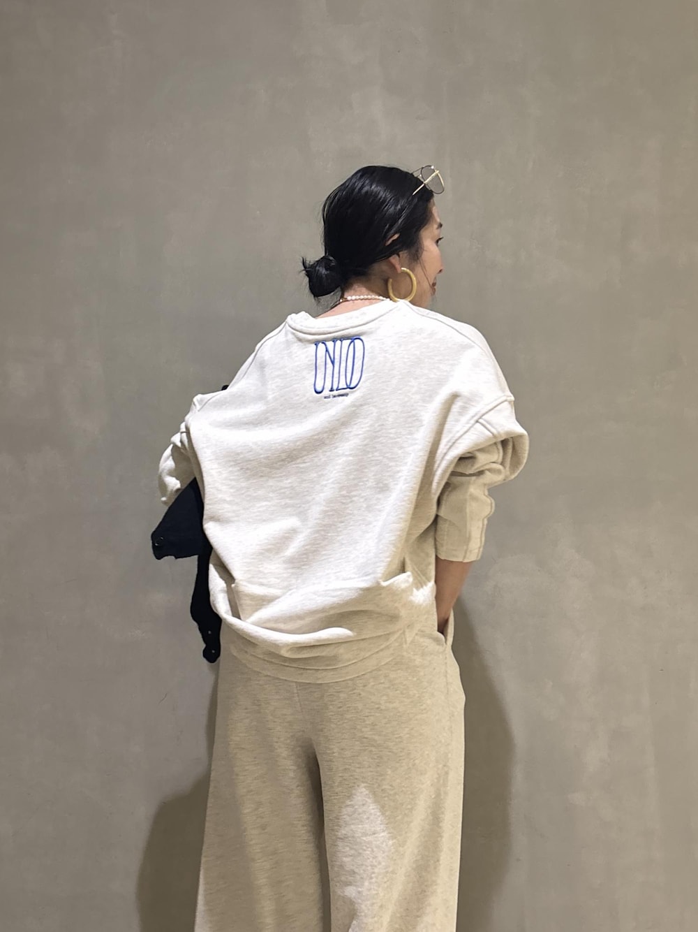 ブラック系のハンドバッグ、ホワイト系のその他パンツ、ホワイト系のスウェットを着用したレディースの冬コーディネートの7枚目の写真