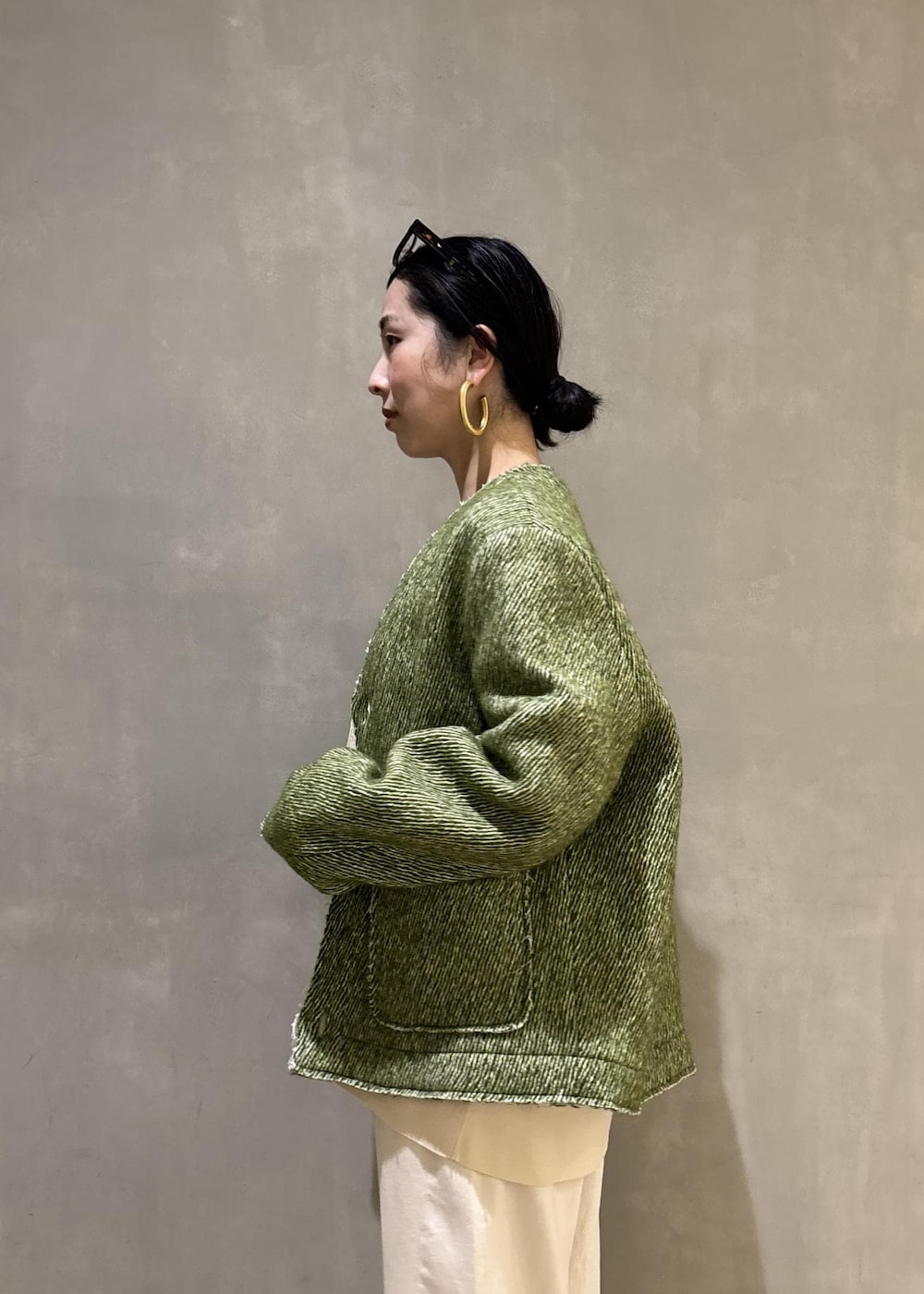 ブラック系のサンダル、ホワイト系のデニムパンツ、ホワイト系のカーディガン/ボレロを着用したレディースの冬コーディネートの10枚目の写真