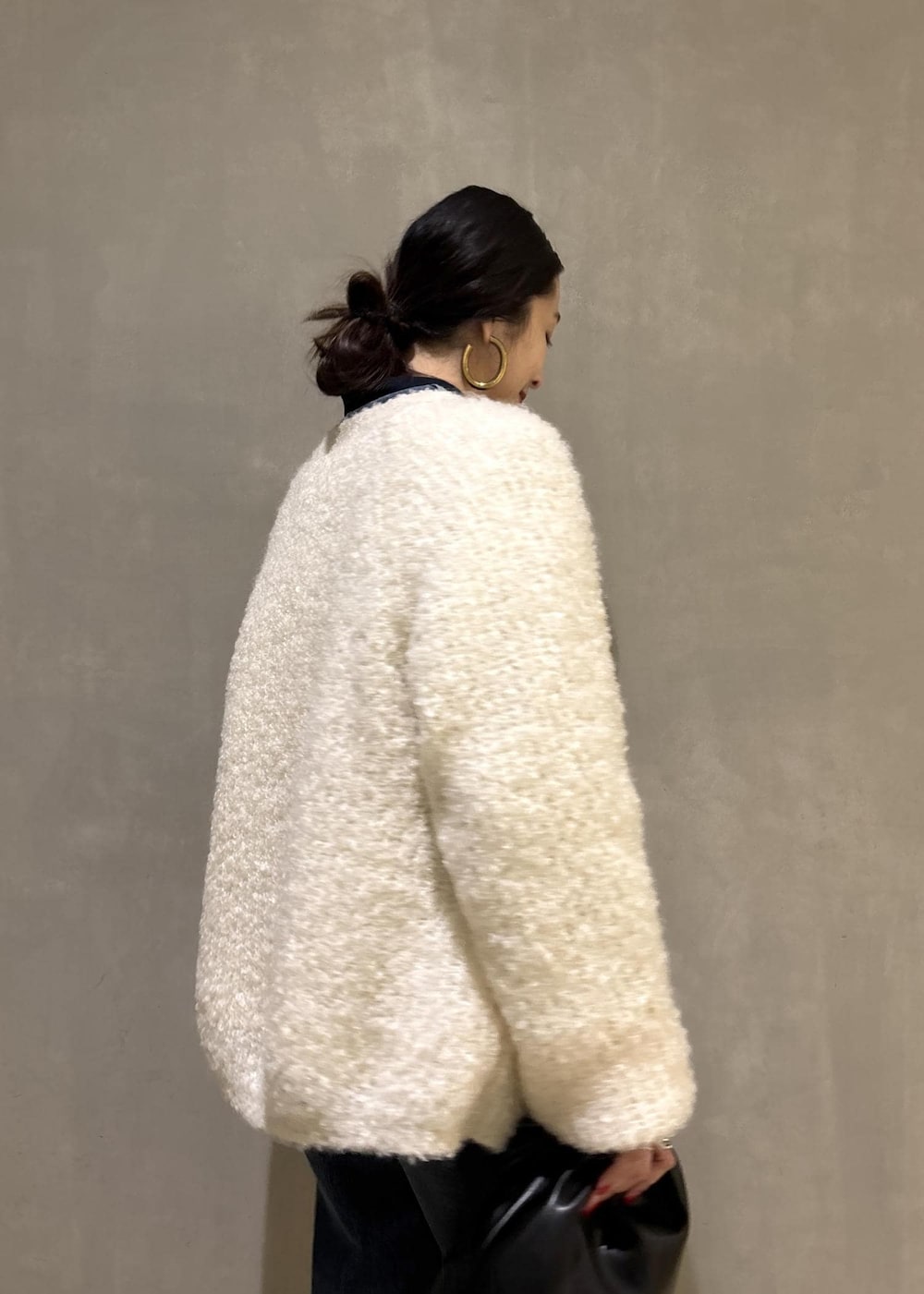 ブラック系のショルダーバッグ、ブルー系のデニムパンツ、ブルー系のカバーオールを着用したレディースの秋コーディネートの9枚目の写真