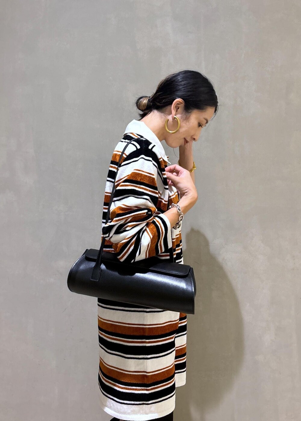 ブラック系のその他パンツ、ブラウン系のワンピースを着用したレディースの夏コーディネートの10枚目の写真