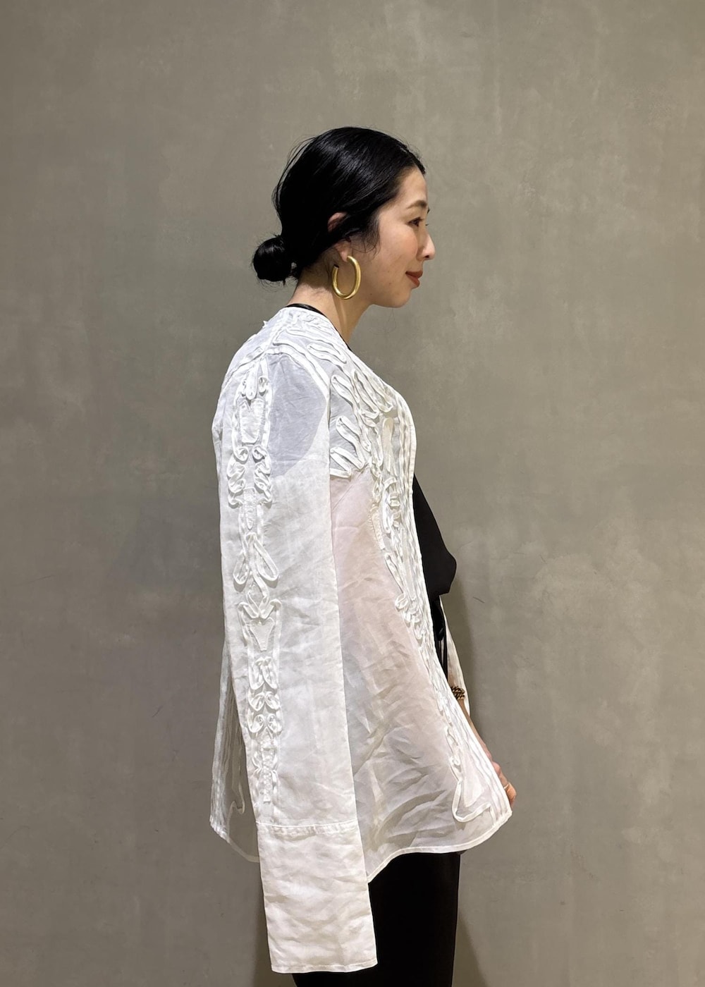 ブラック系のサンダル、ホワイト系のシャツ/ブラウス、ブラック系のシャツ/ブラウスを着用したレディースの冬コーディネートの8枚目の写真