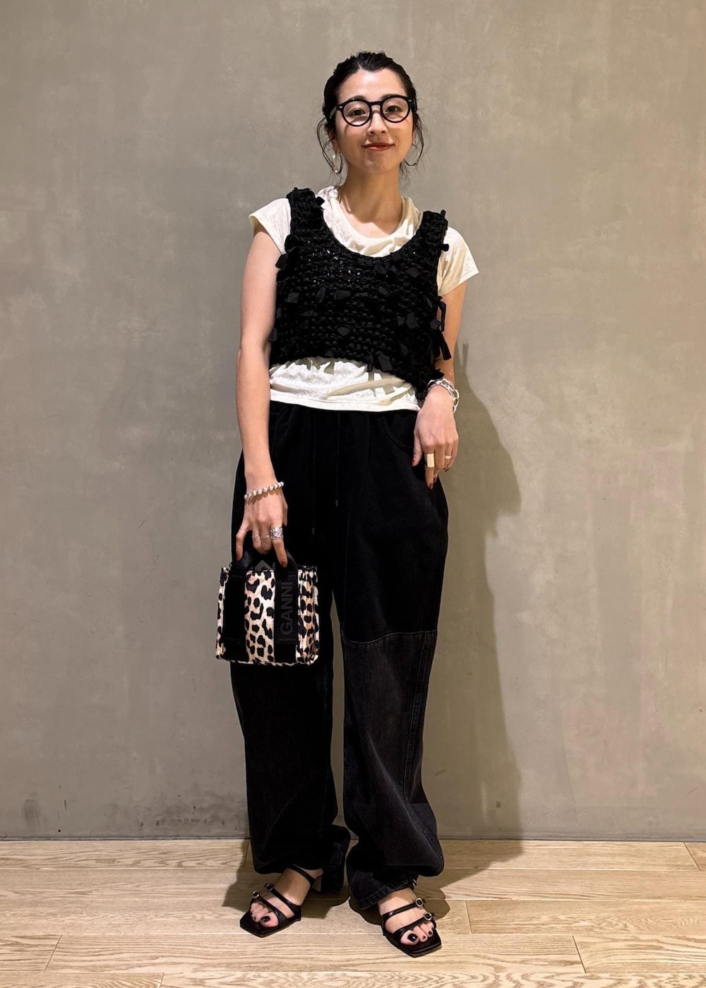 ホワイト系のTシャツ/カットソー、ベージュ系のショルダーバッグ、ブラック系のベストを着用したレディースの夏コーディネートの3枚目の写真