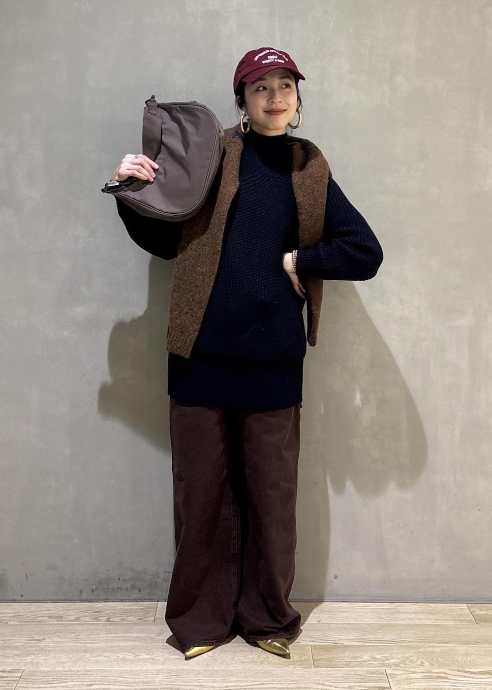 ブラウン系のその他パンツ、ブラウン系のショルダーバッグを着用したレディースの秋コーディネートの6枚目の写真