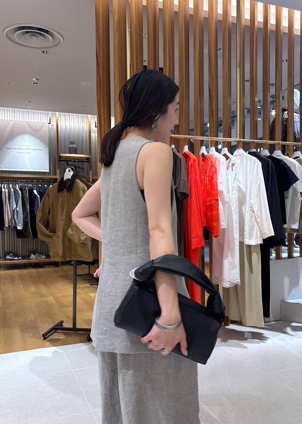 ブラック系のハンドバッグ、ベージュ系のその他パンツ、ベージュ系のベストを着用したレディースの春コーディネートの9枚目の写真