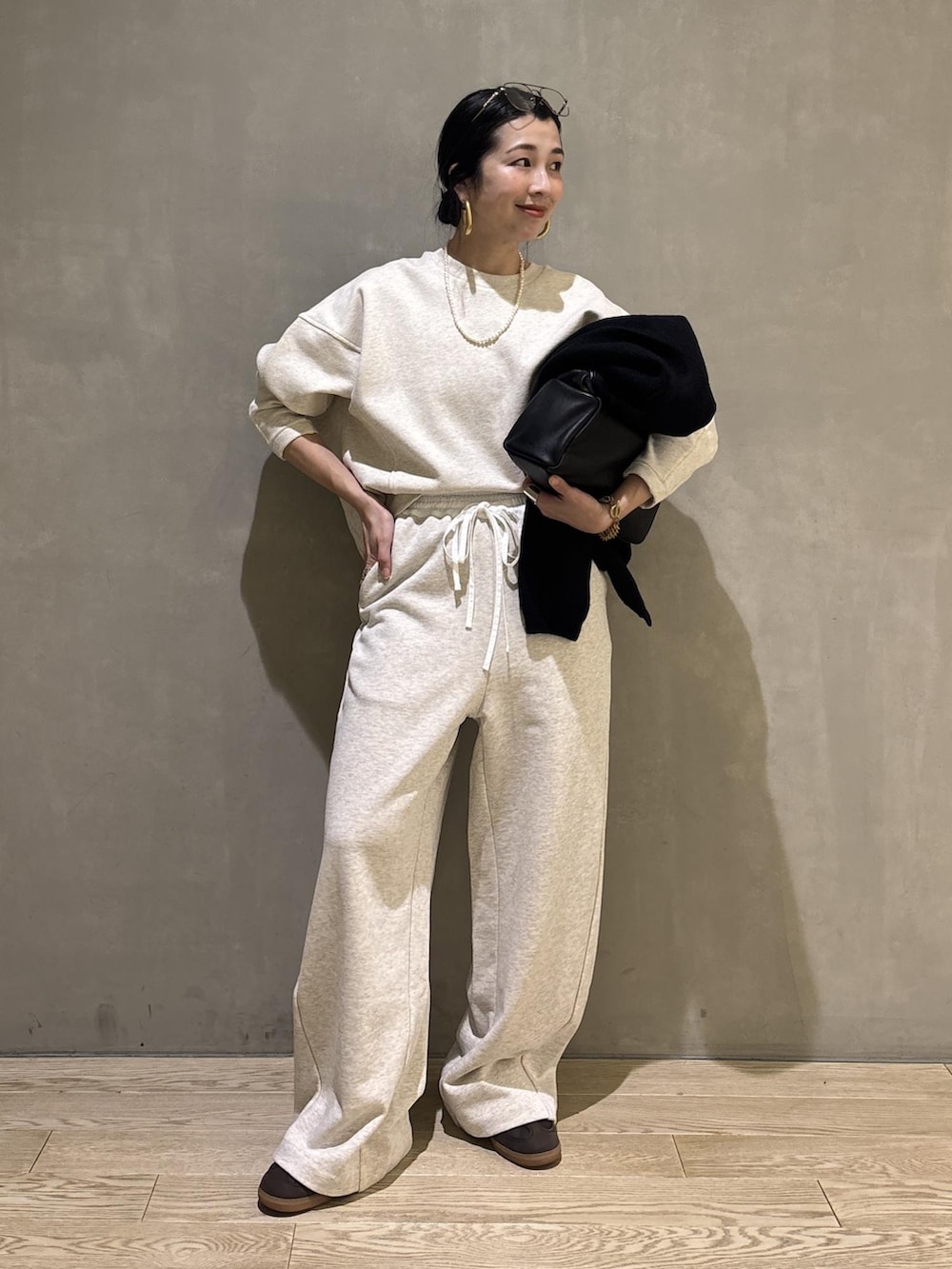 ブラック系のハンドバッグ、ホワイト系のその他パンツ、ホワイト系のスウェットを着用したレディースの冬コーディネートの2枚目の写真