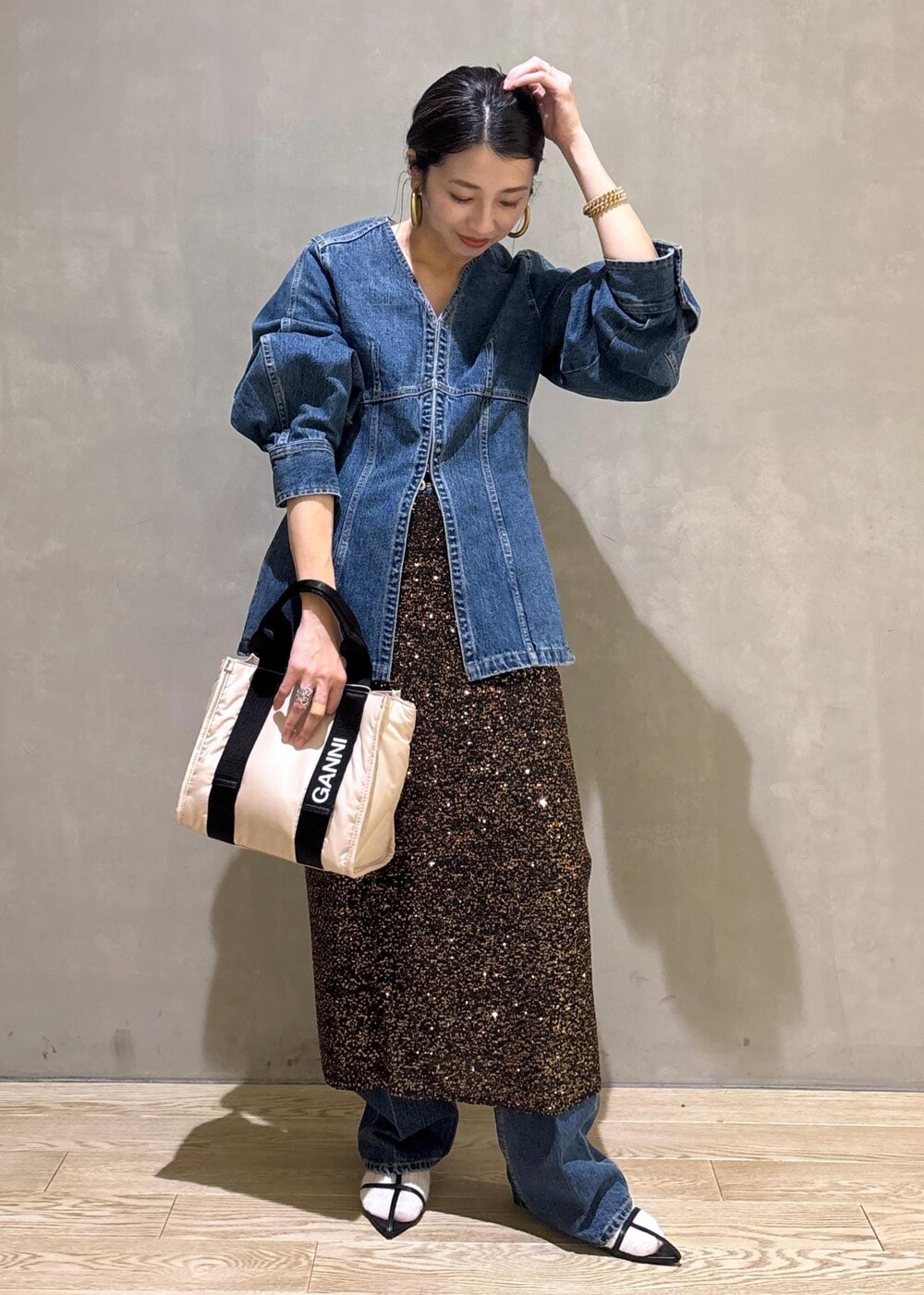 ブラック系のサンダル、ベージュ系のトートバッグ、ブラック系のスカートを着用したレディースの冬コーディネートの3枚目の写真