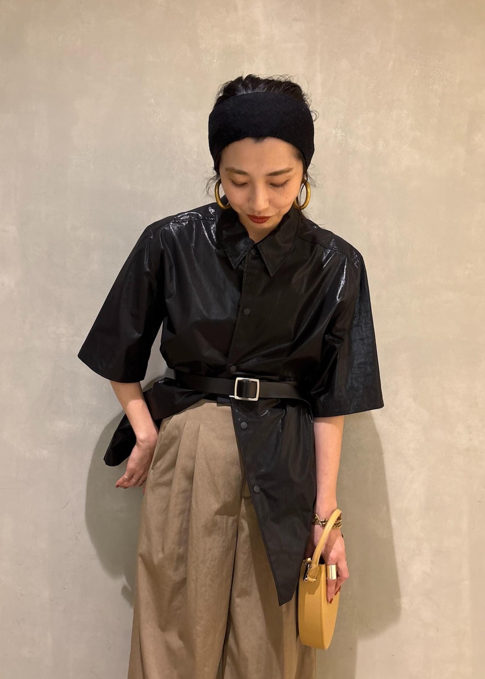 グリーン系のその他パンツ、ブラック系のサンダル、ブラック系のブルゾンを着用したレディースの夏コーディネートの9枚目の写真