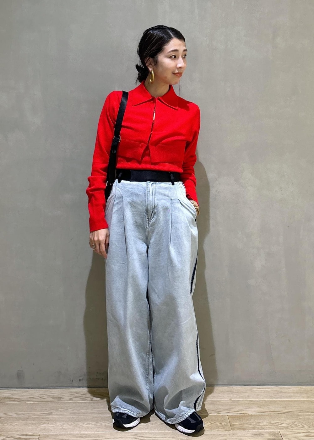 ベージュ系のトートバッグ、ブルー系のその他パンツ、レッド系のカーディガン/ボレロを着用したレディースの秋コーディネートの5枚目の写真