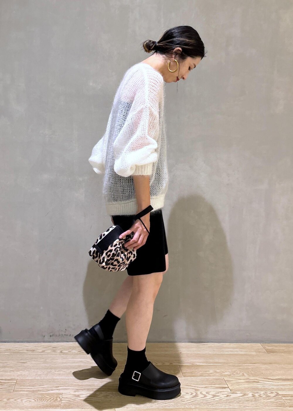 ブラック系のその他パンツ、ブラウン系のハンドバッグ、ブラック系のチューブトップを着用したレディースの夏コーディネートの4枚目の写真