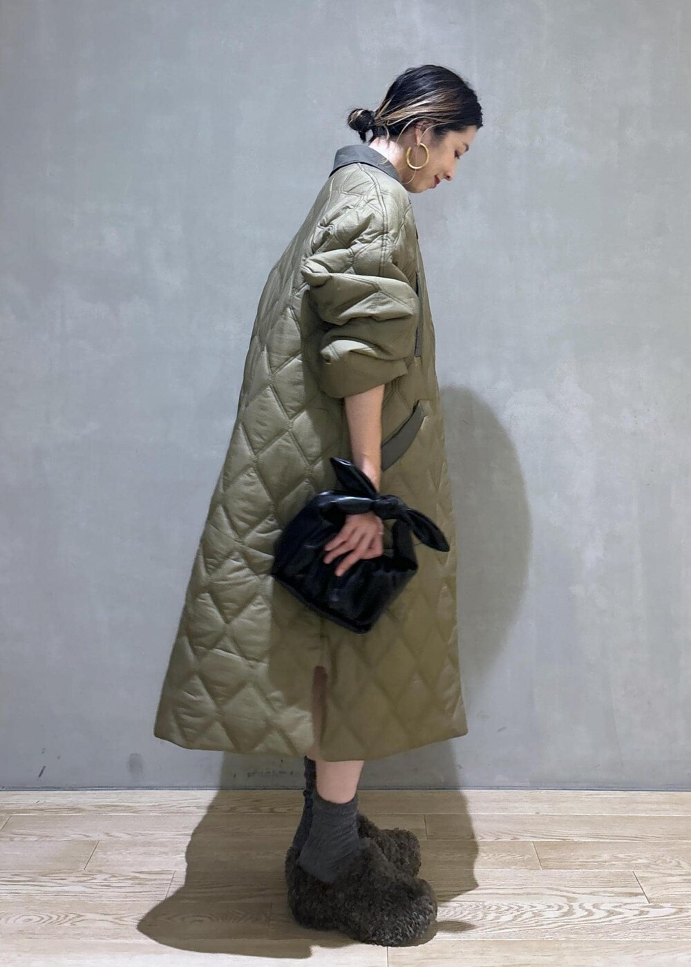 ブラック系のその他パンツ、ブラック系のショルダーバッグ、ブラウン系のサンダルを着用したレディースの夏コーディネートの6枚目の写真