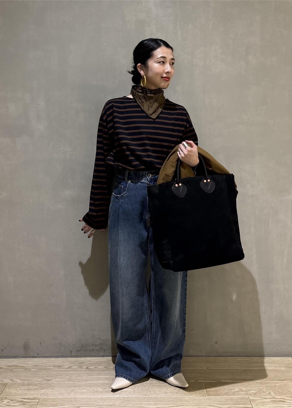 ブルー系のデニムパンツ、イエロー系のブルゾン、ブラウン系のTシャツ/カットソーを着用したレディースの夏コーディネートの6枚目の写真