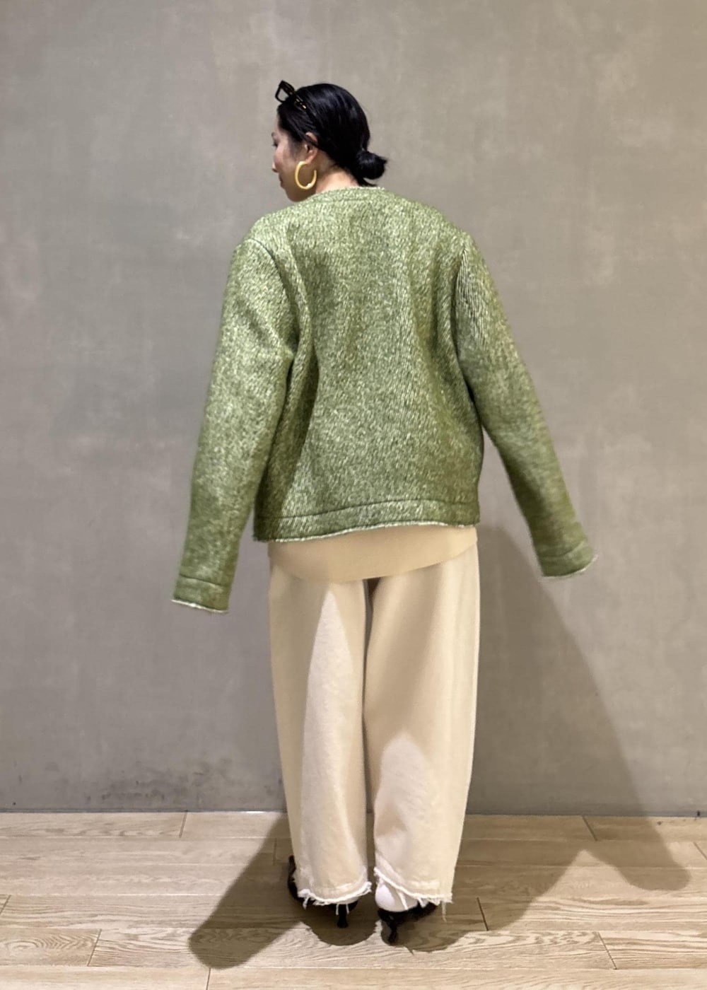 ブラック系のサンダル、ホワイト系のデニムパンツ、ホワイト系のカーディガン/ボレロを着用したレディースの冬コーディネートの5枚目の写真