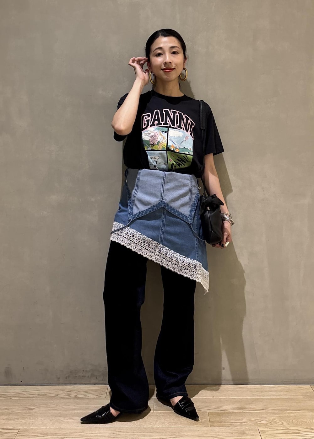 グレー系のTシャツ/カットソー、ブルー系のキャミソール、ブルー系のデニムパンツを着用したレディースの夏コーディネートの2枚目の写真