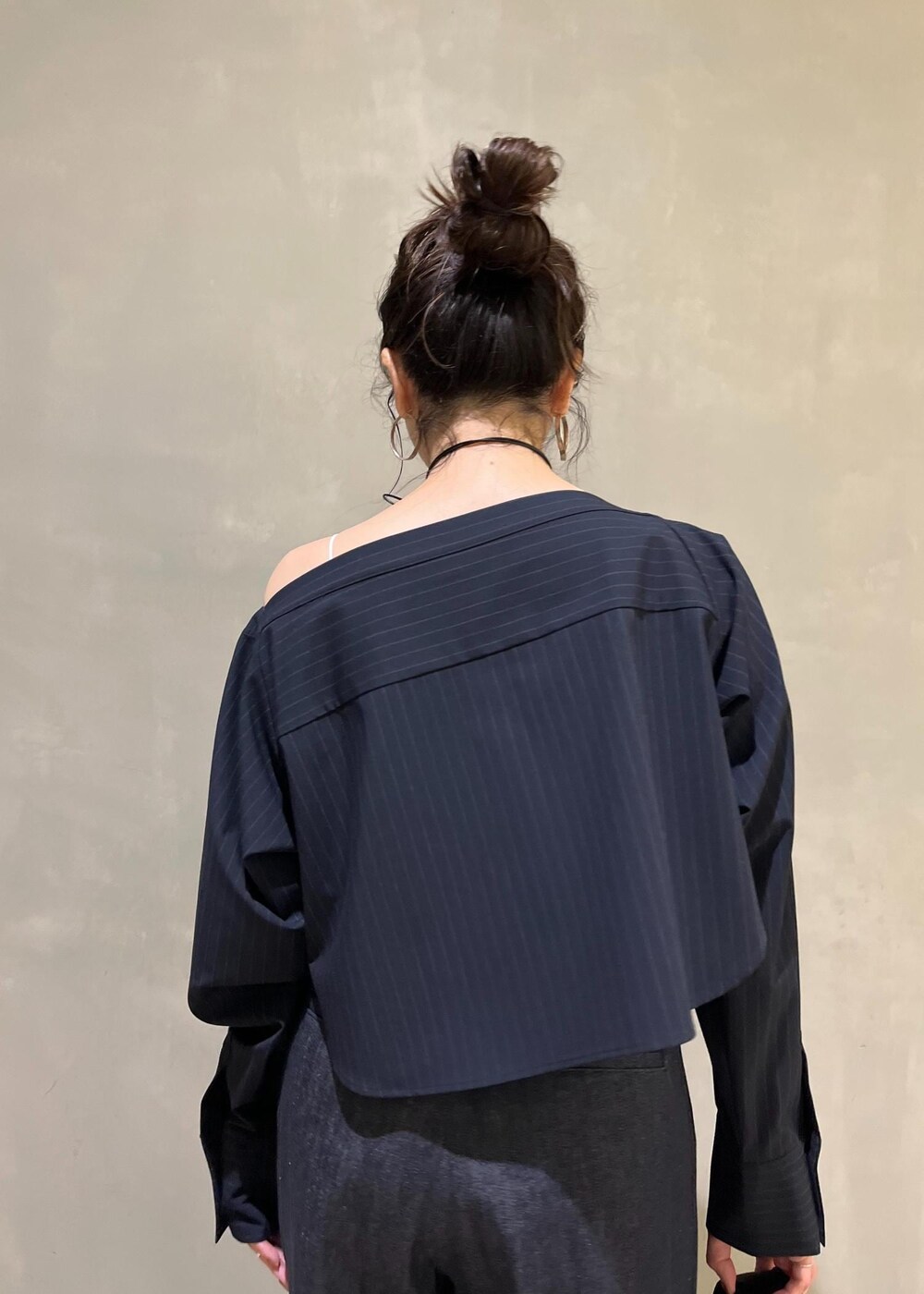 ブルー系のデニムパンツ、ブルー系のスカート、ブラック系のローファーを着用したレディースの夏コーディネートの8枚目の写真