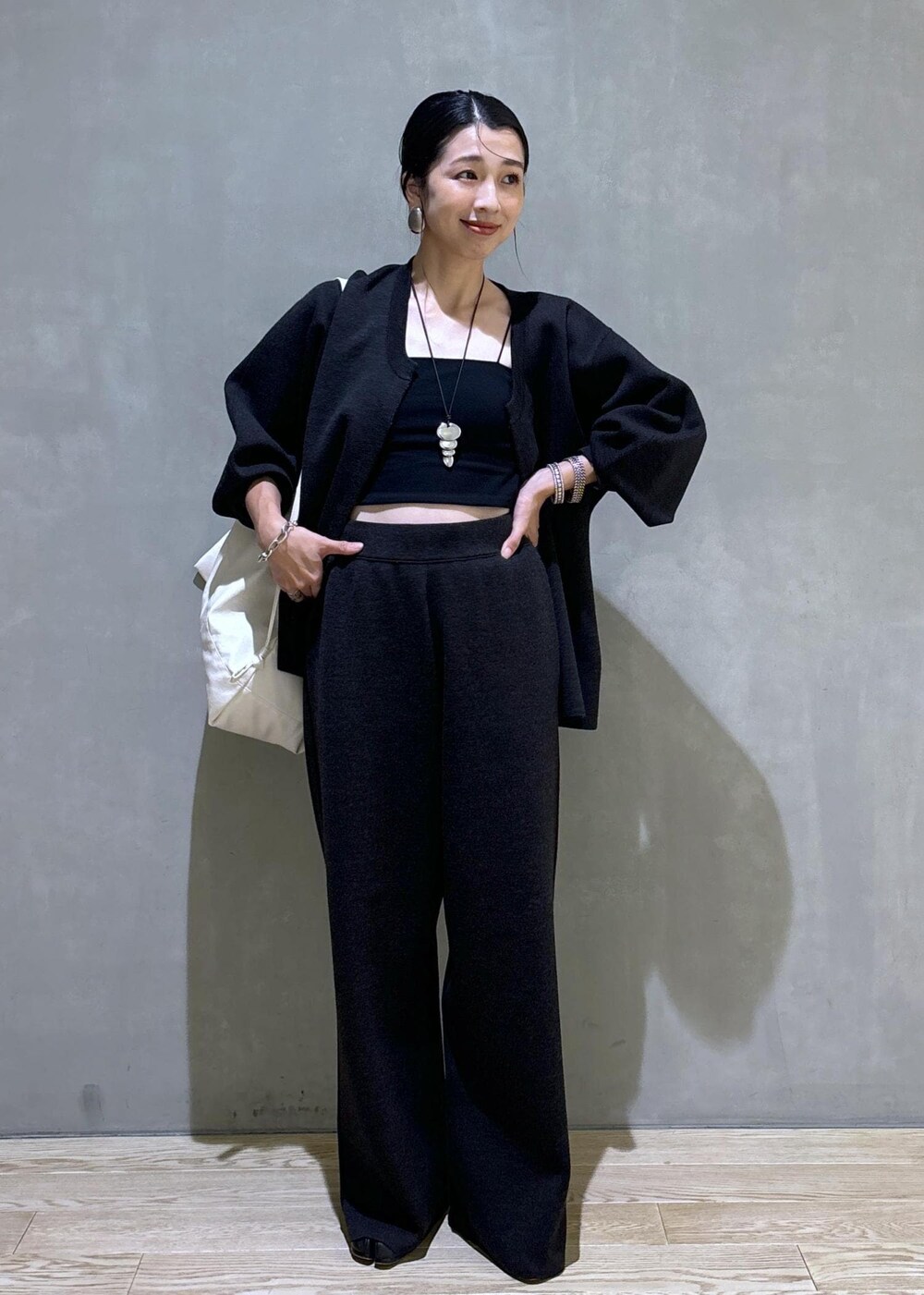 グレー系のカーディガン/ボレロ、グレー系のその他パンツ、ホワイト系のボディバッグ/ウエストポーチを着用したレディースの夏コーディネートの3枚目の写真