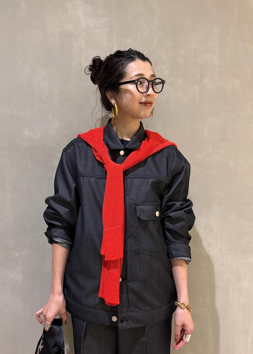 ホワイト系のサンダル、レッド系のTシャツ/カットソー、ベージュ系のショルダーバッグを着用したレディースの夏コーディネートの8枚目の写真