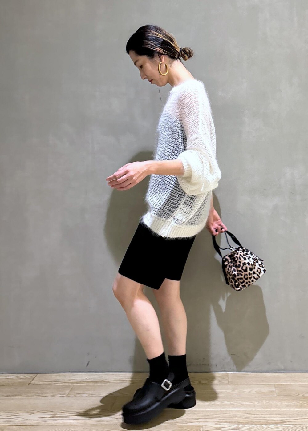 ブラック系のその他パンツ、ブラウン系のハンドバッグ、ブラック系のチューブトップを着用したレディースの夏コーディネートの6枚目の写真