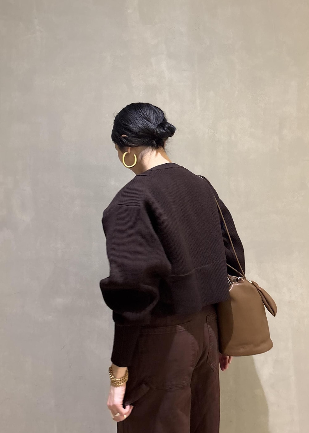 ブラウン系のその他パンツ、ブラウン系のカーディガン/ボレロ、ブラック系のショルダーバッグを着用したレディースの冬コーディネートの10枚目の写真