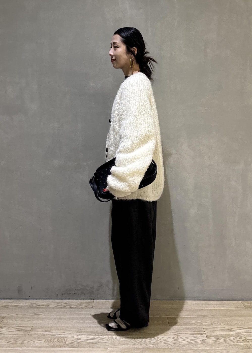 ブラック系のその他パンツ、ホワイト系のカーディガン/ボレロを着用したレディースの秋コーディネートの6枚目の写真