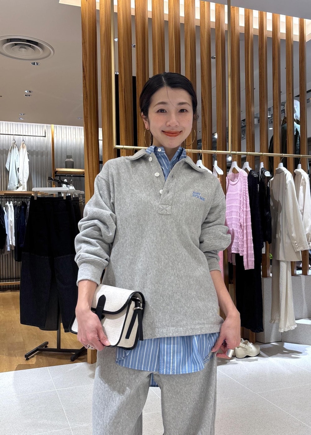 グレー系のスウェット、グレー系のその他パンツ、ブルー系のシャツ/ブラウスを着用したレディースの春コーディネートの8枚目の写真