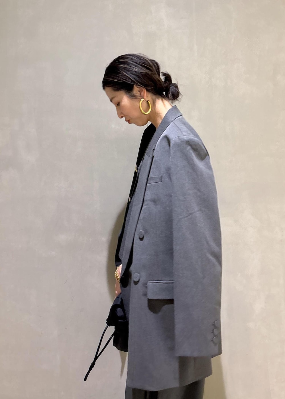 ブラック系のトートバッグ、グレー系のテーラードジャケット、グレー系のその他パンツを着用したレディースの冬コーディネートの8枚目の写真