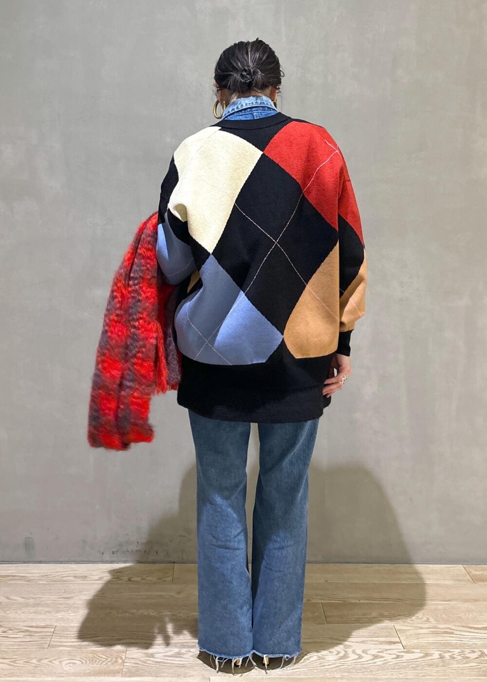 「デニム、デニムオンデニム、ストール、マフラー、ミニスカート、セント ジョンズ サード クラブ、NEEDBY for ADAM ET ROPE'、ニードバイヘリテージ、MANTAS EZCARAY、マンタス エスカライ、秋コーデ、初冬コーデ、冬コーデ、大人カジュアル、パンツスタイル」｜「ADAM ET ROPE'の【サステナブル】ラウンドミニロゴボストンバッグ（ボストンバッグ、ホワイト系）」を使った、SAKIさん（レディース・154cm）の秋コーディネートの5枚目の写真