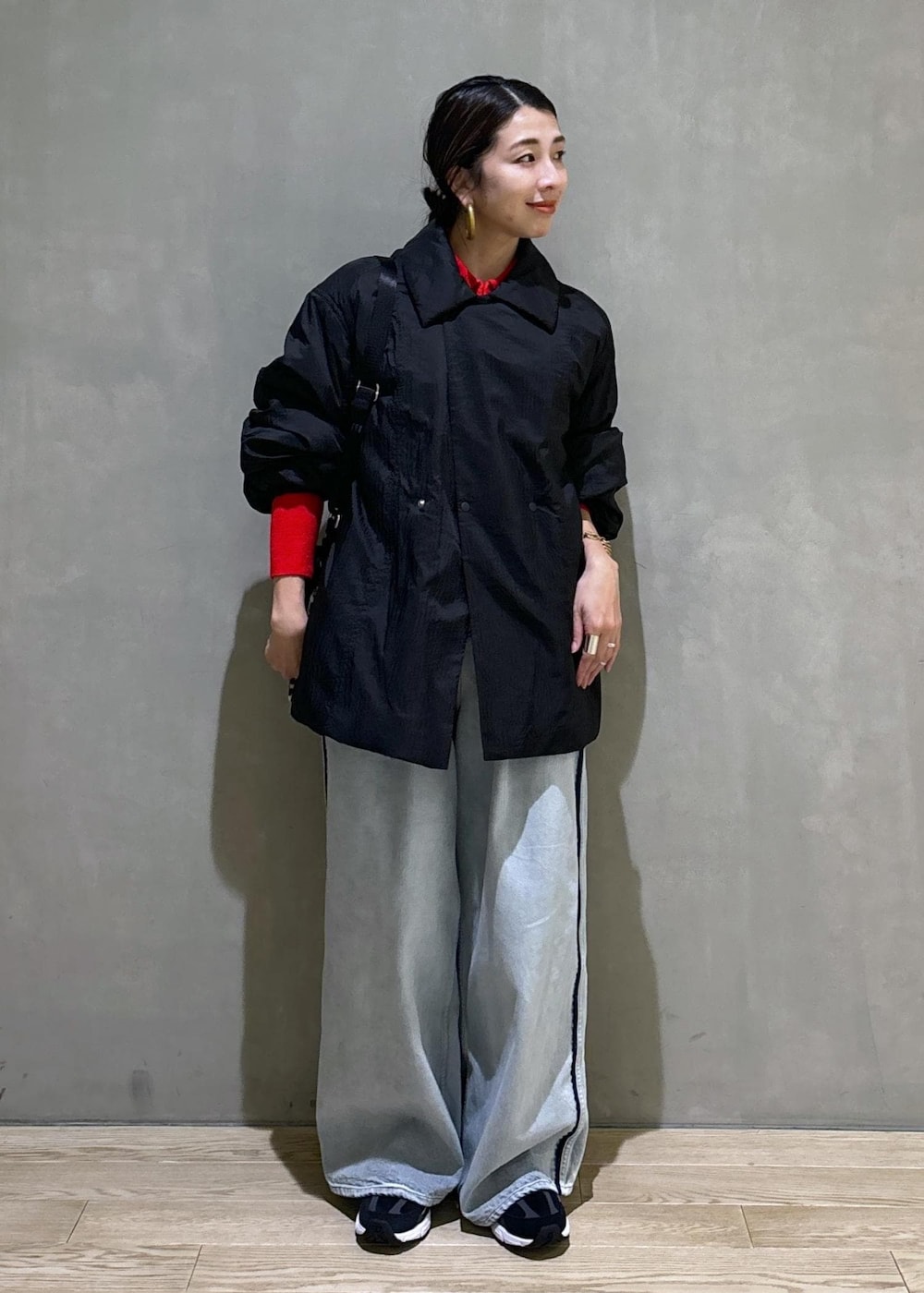 ベージュ系のトートバッグ、ブルー系のその他パンツ、ブラック系のブルゾンを着用したレディースの秋コーディネートの7枚目の写真