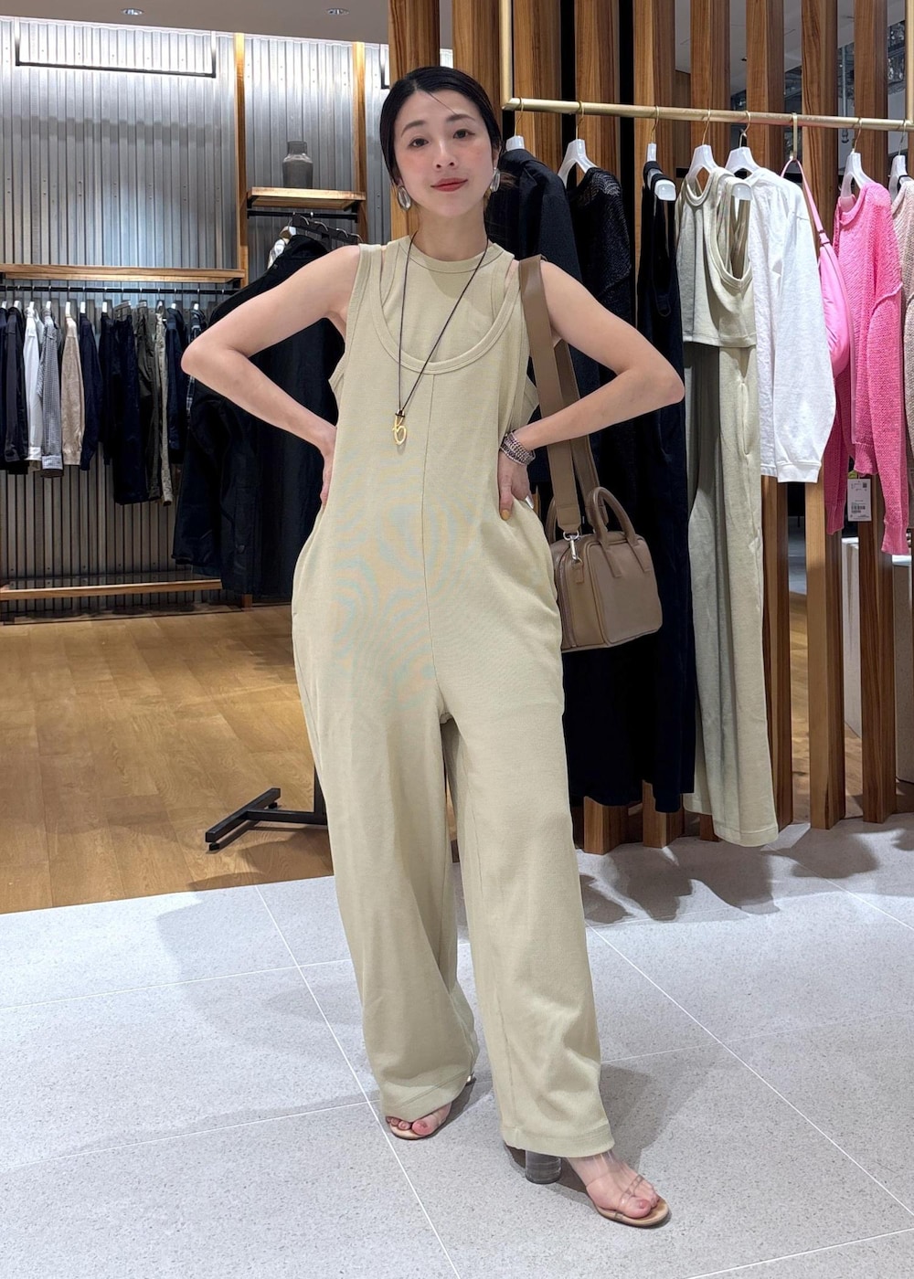 ベージュ系のつなぎ/オールインワン、ブラウン系のショルダーバッグを着用したレディースの春コーディネートの7枚目の写真