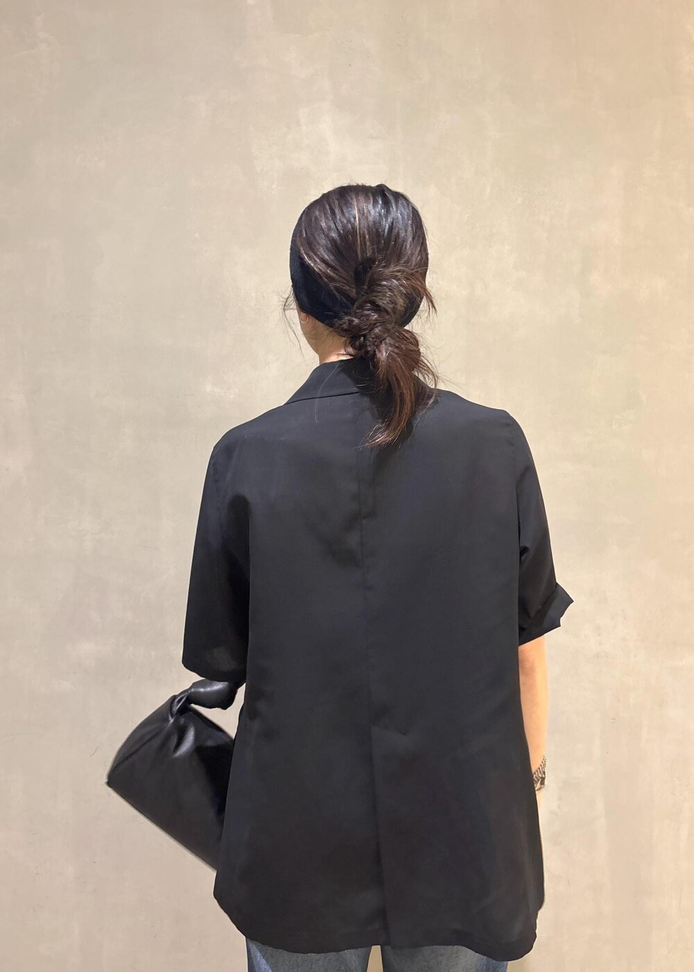 ブラック系のシャツ/ブラウス、ブルー系のデニムパンツ、シルバー系のネックレスを着用したレディースの夏コーディネートの9枚目の写真