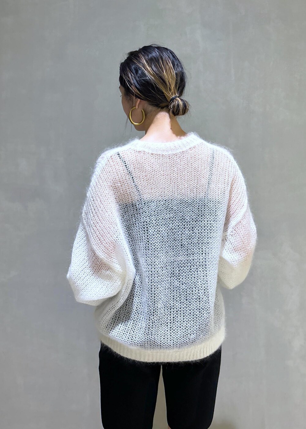 ブラック系のその他パンツ、ブラウン系のハンドバッグ、ブラック系のチューブトップを着用したレディースの夏コーディネートの10枚目の写真